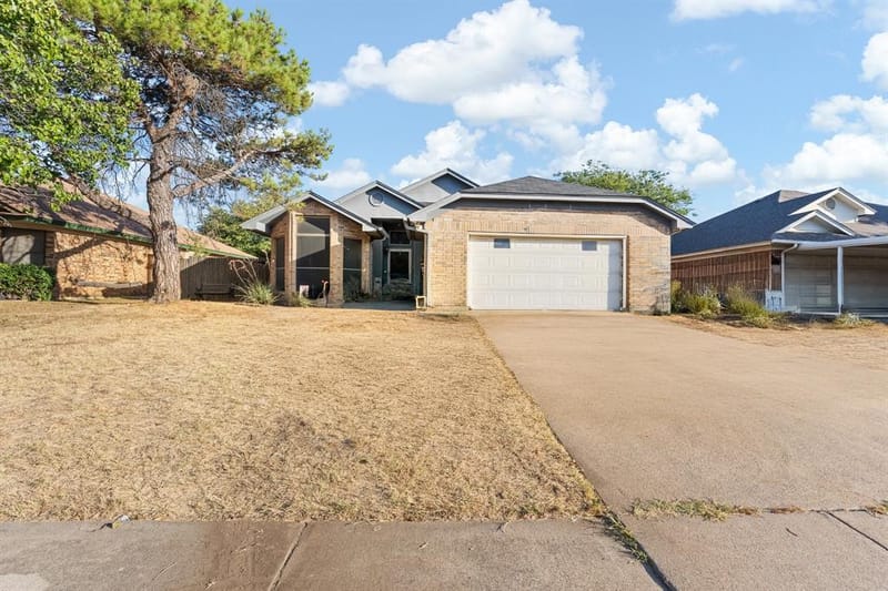 1060 Parkhill Avenue, Saginaw TX 76179