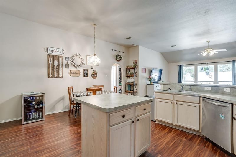 1013 Hidden Lake Drive, Burleson TX 76028 - Photo 9