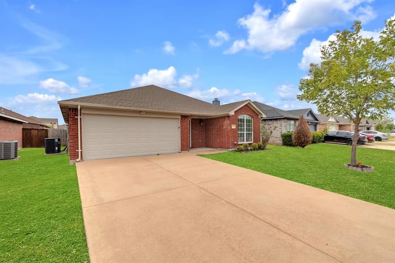 1039 Caliente Drive, Grand Prairie TX 75051 - Photo 2