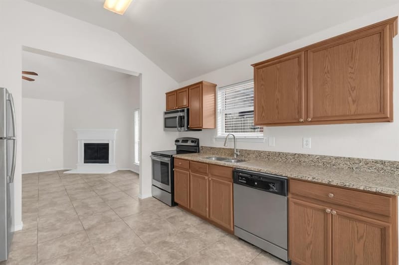 1039 Caliente Drive, Grand Prairie TX 75051 - Photo 6