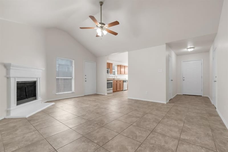 1039 Caliente Drive, Grand Prairie TX 75051 - Photo 3
