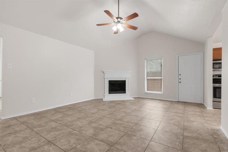 1039 Caliente Drive, Grand Prairie TX 75051 - Photo 5