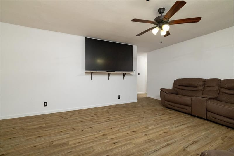 300 Broadway Street, Whitesboro TX 76273 - Photo 6