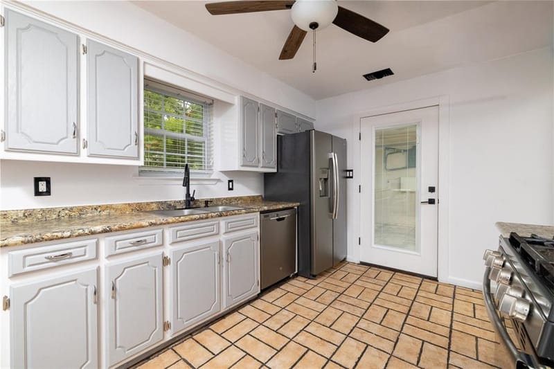 300 Broadway Street, Whitesboro TX 76273 - Photo 12
