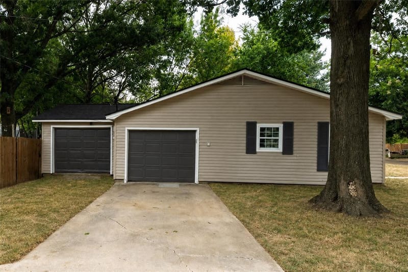 300 Broadway Street, Whitesboro TX 76273 - Photo 3