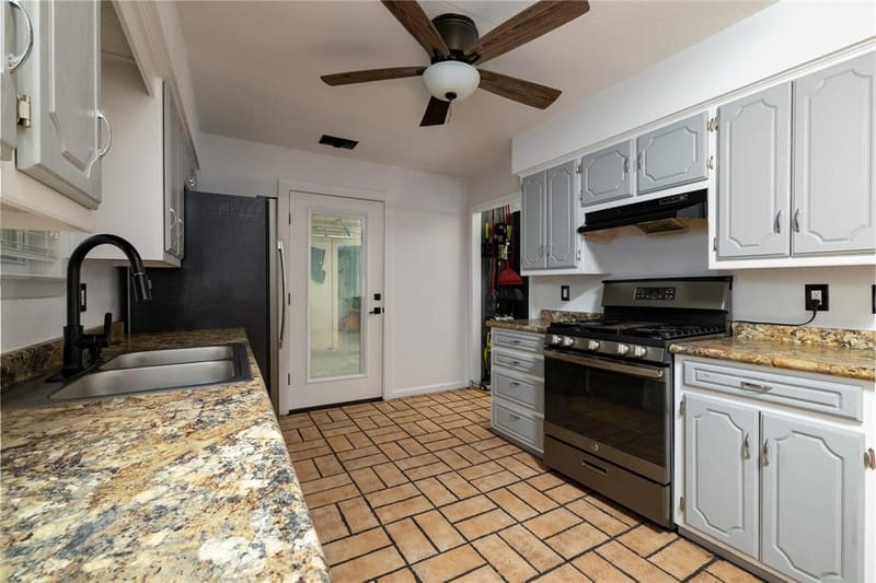 300 Broadway Street, Whitesboro TX 76273 - Photo 9