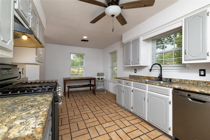 300 Broadway Street, Whitesboro TX 76273 - Photo 10