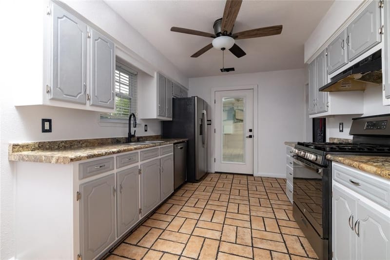 300 Broadway Street, Whitesboro TX 76273 - Photo 8
