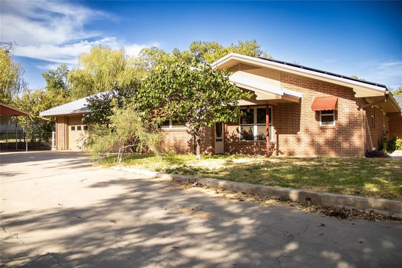 405 W Neely Avenue, Comanche TX 76442 - Photo 2