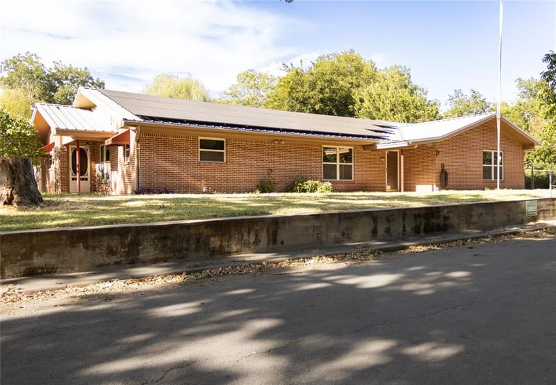 405 W Neely Avenue, Comanche TX 76442