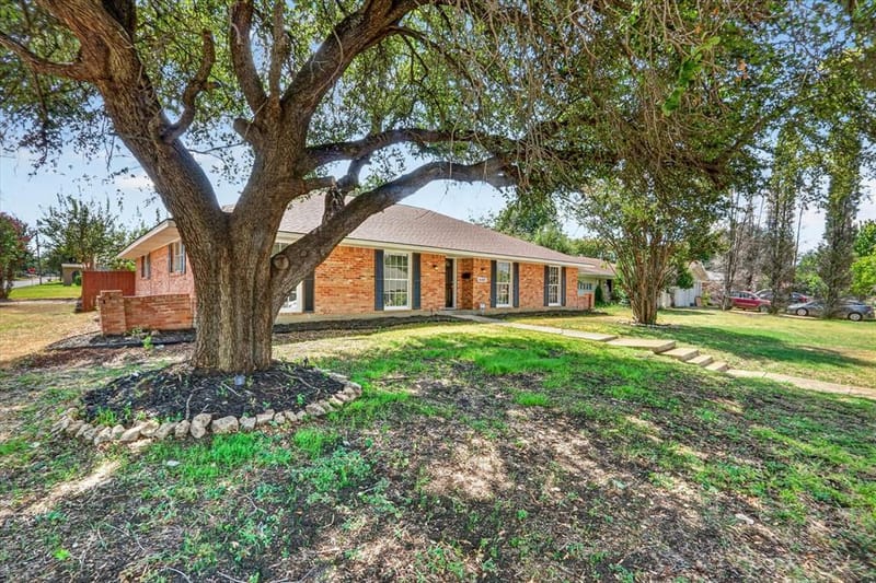 6301 Wheaton Drive, Fort Worth TX 76133 - Photo 2