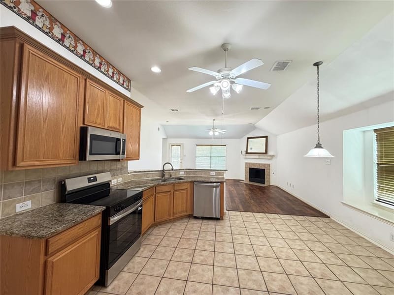 7806 Quiet Waters Drive, Arlington TX 76016 - Photo 11