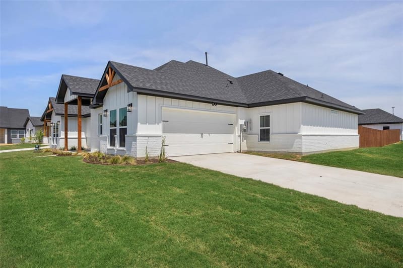200 Cliff Court, Godley TX 76044 - Photo 2