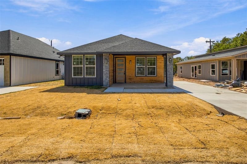 2721 Sycamore Court, Granbury TX 76048 - Photo 2