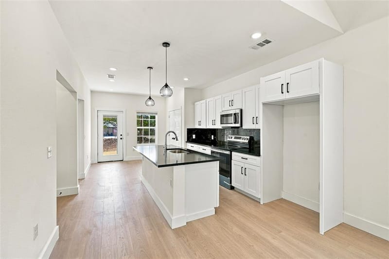 2721 Sycamore Court, Granbury TX 76048 - Photo 6