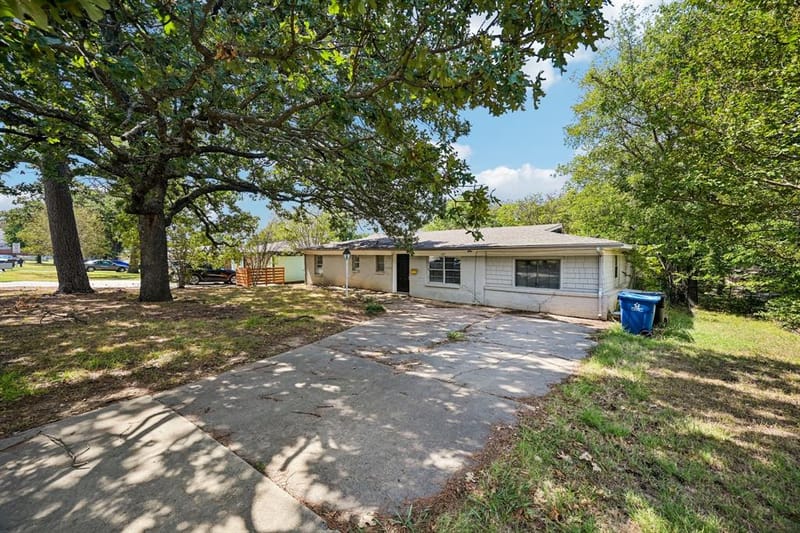 105 S Hickory Avenue, Denison TX 75020 - Photo 2