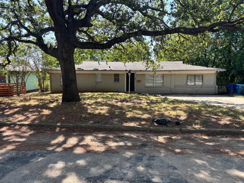 105 S Hickory Avenue, Denison TX 75020