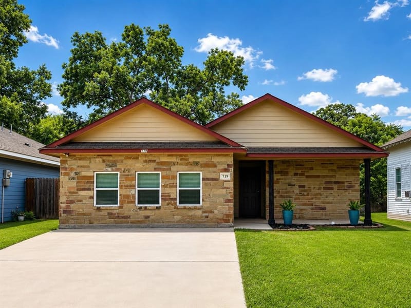 719 E 6th Street, Bonham TX 75418