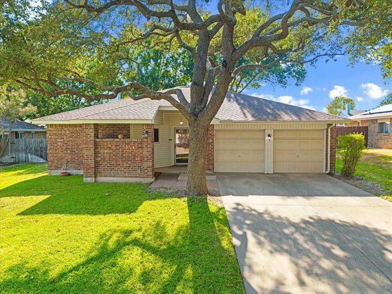 424 Grand Meadow Drive, Fort Worth TX 76108