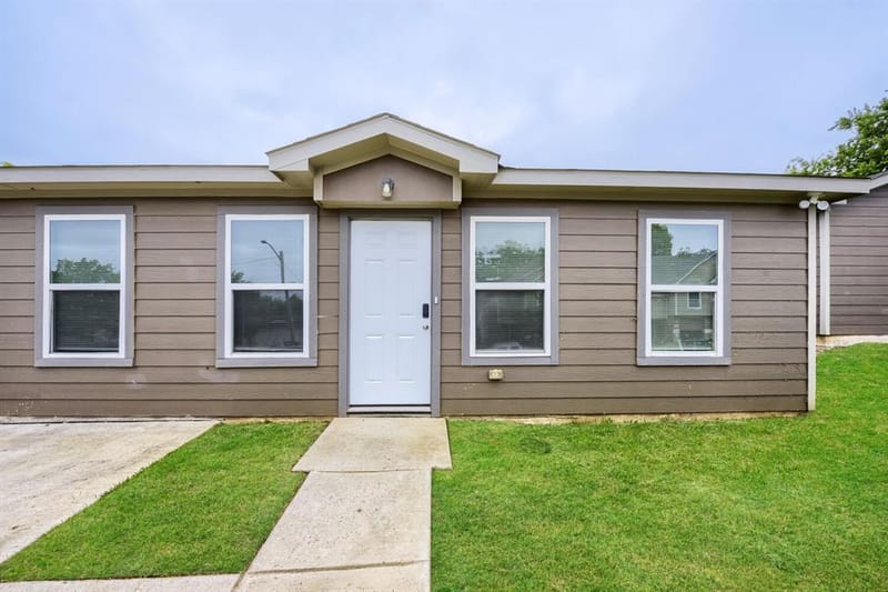 1216 E Powell Avenue, Fort Worth TX 76104 - Photo 4