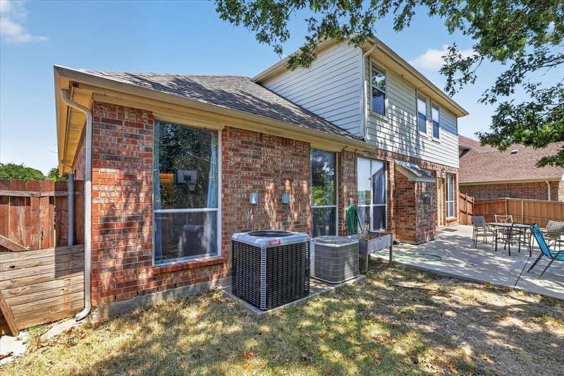 8646 Granville Drive, Dallas TX 75249 - Photo 37