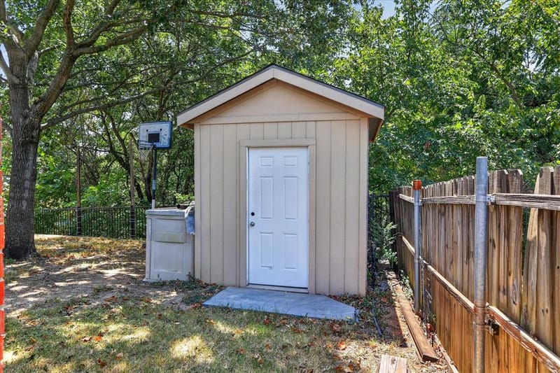 8646 Granville Drive, Dallas TX 75249 - Photo 39