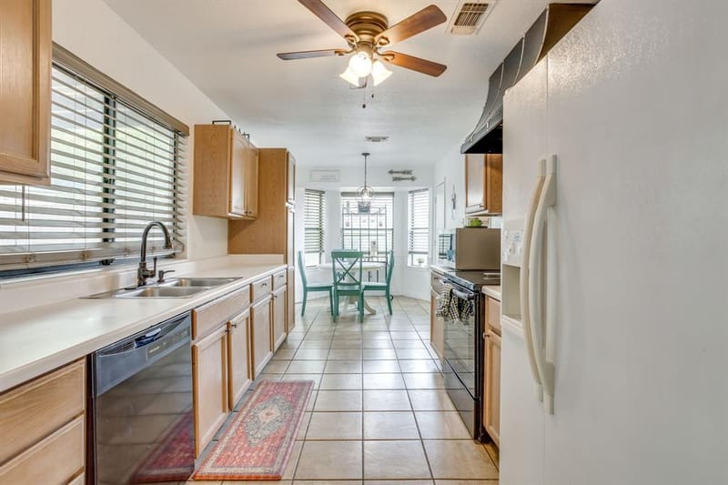 435 SE Gardens Boulevard, Burleson TX 76028 - Photo 17