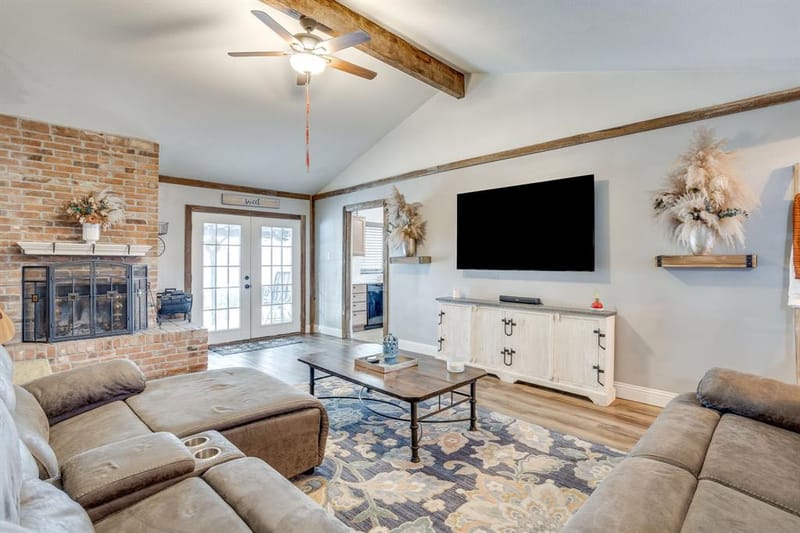 435 SE Gardens Boulevard, Burleson TX 76028 - Photo 12