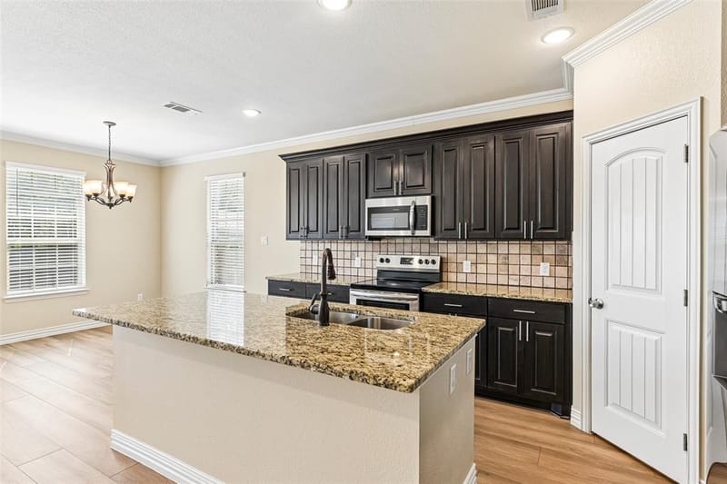 1918 Avenue D, Grand Prairie TX 75051 - Photo 8