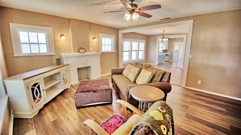 301 W Howell Street, Saint Jo TX 76265 - Photo 2