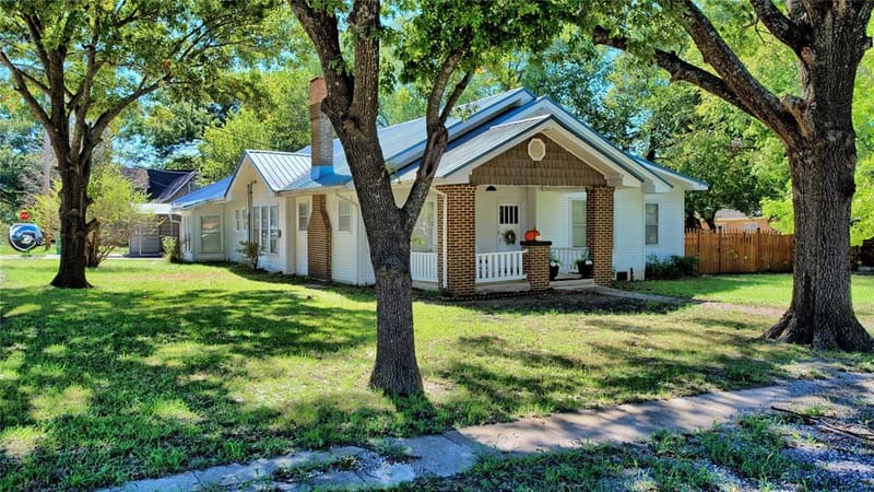 301 W Howell Street, Saint Jo TX 76265