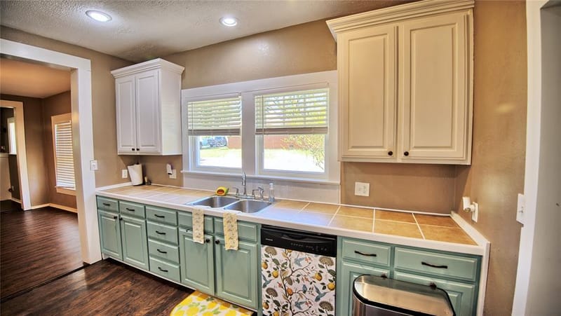 301 W Howell Street, Saint Jo TX 76265 - Photo 4