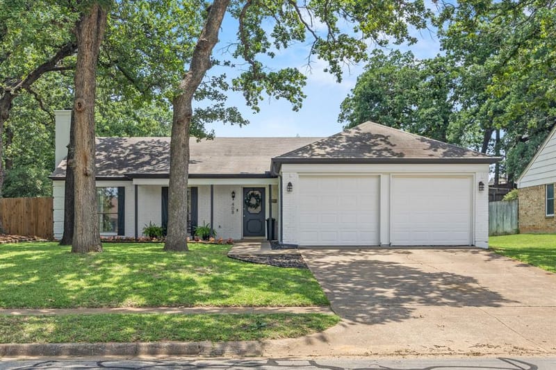 408 Thorn Wood Drive, Euless TX 76039