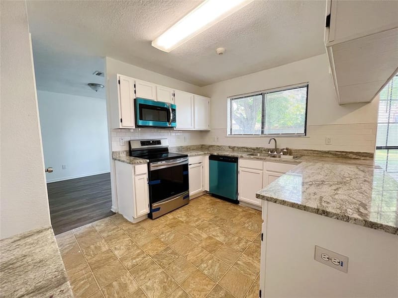 616 Valley Spring Drive, Arlington TX 76018 - Photo 7