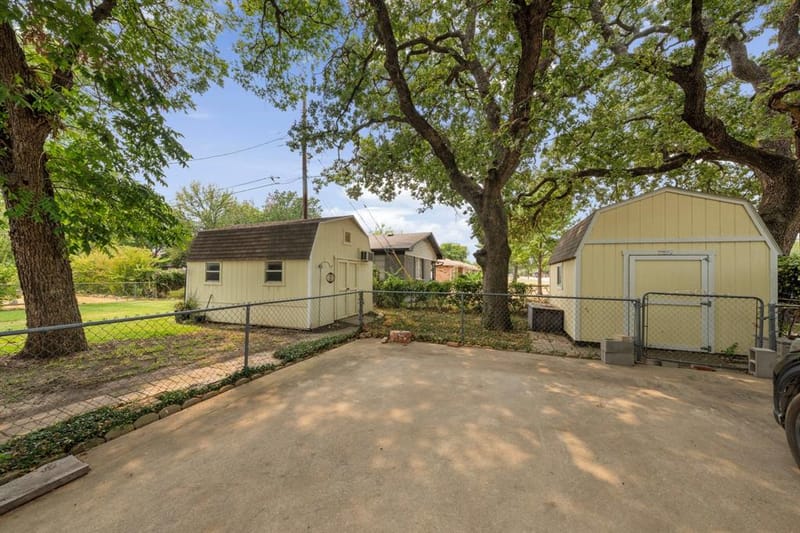 519 Staffordshire Drive, Irving TX 75061 - Photo 17
