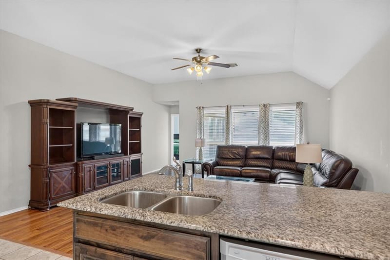 902 Mockingbird Lane, Glenn Heights TX 75154 - Photo 10