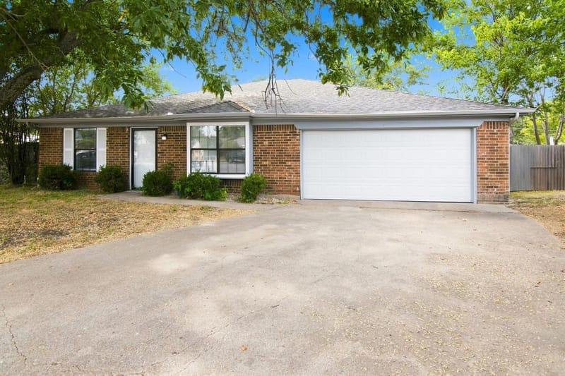 6400 Twin Spruce Court, Arlington TX 76018 - Photo 3