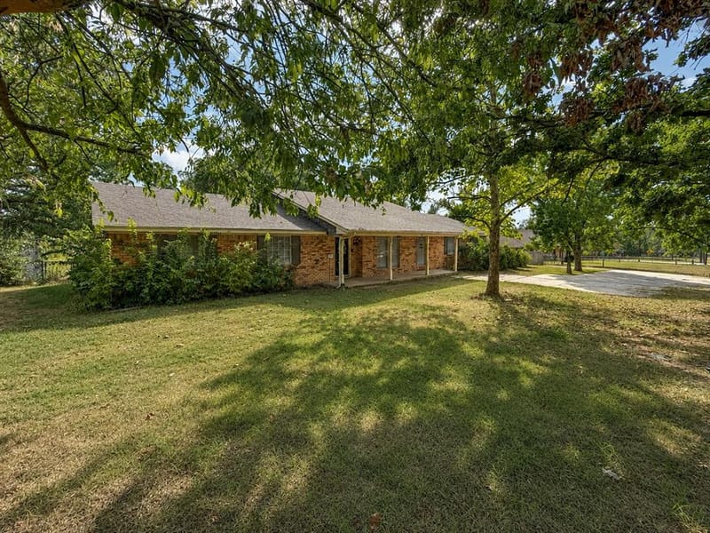 417 W Mccart Street, Krum TX 76249