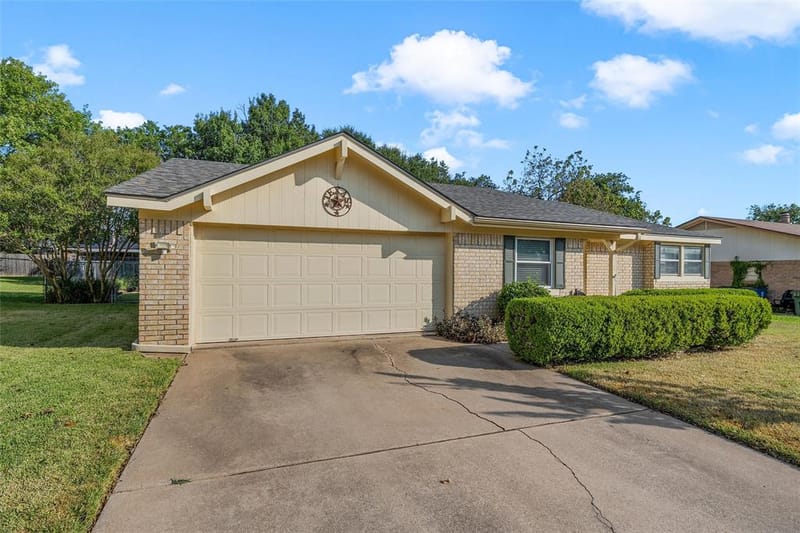 721 Pawnee Trail, Hewitt TX 76643 - Photo 2