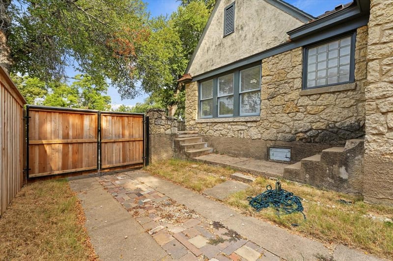 708 Blaylock Drive, Dallas TX 75203 - Photo 25