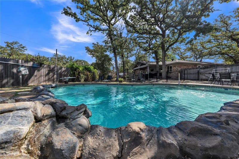 5511 Marshfield Court, Arlington TX 76016 - Photo 2