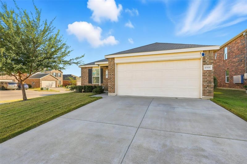 10101 Newtown Drive, Fort Worth TX 76036 - Photo 3