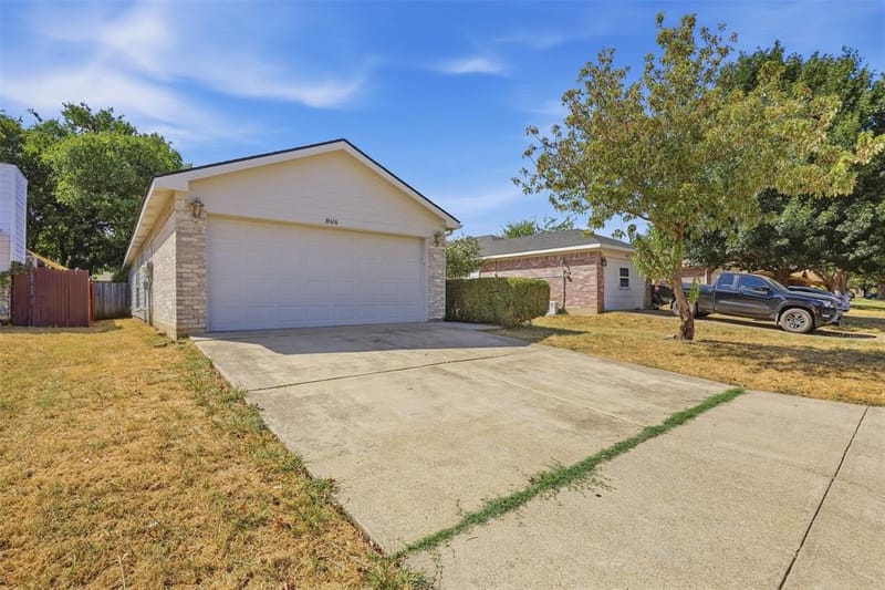 10616 Shadywood Drive, Fort Worth TX 76140 - Photo 4