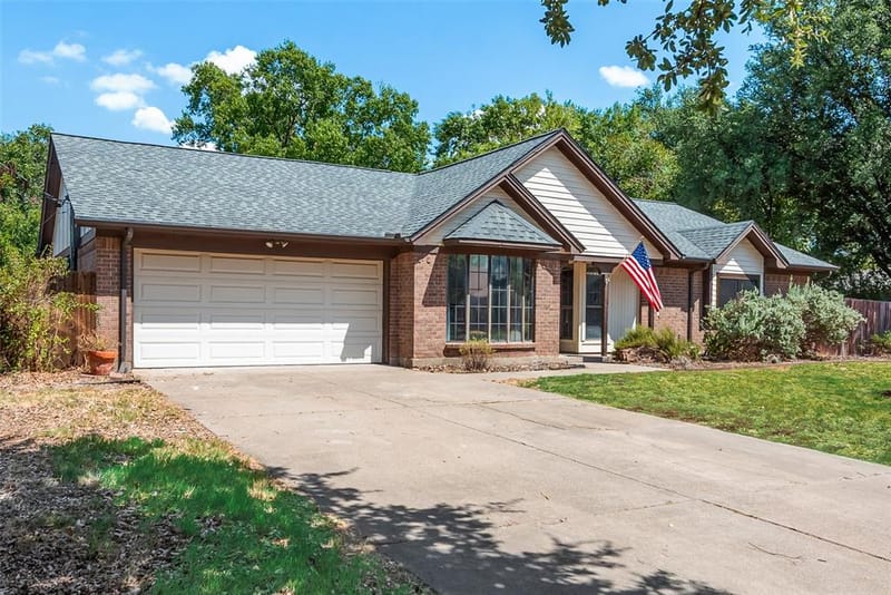 2809 Sarah Drive, Pantego TX 76013 - Photo 2