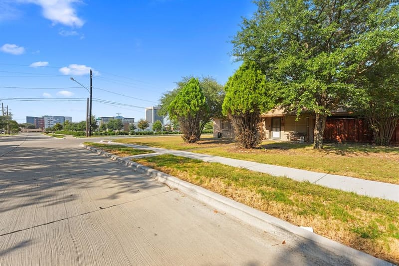 13105 Blossomheath Lane, Dallas TX 75240 - Photo 3