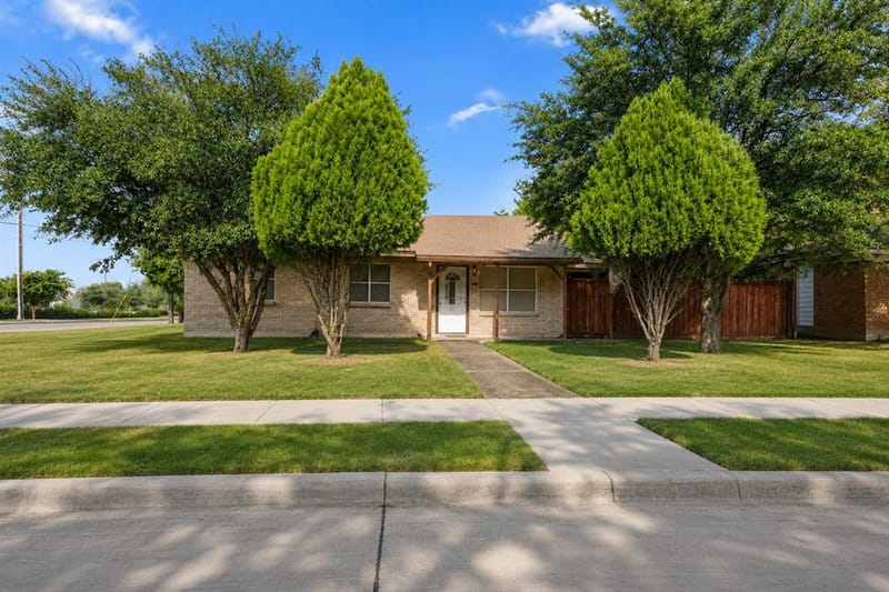 13105 Blossomheath Lane, Dallas TX 75240