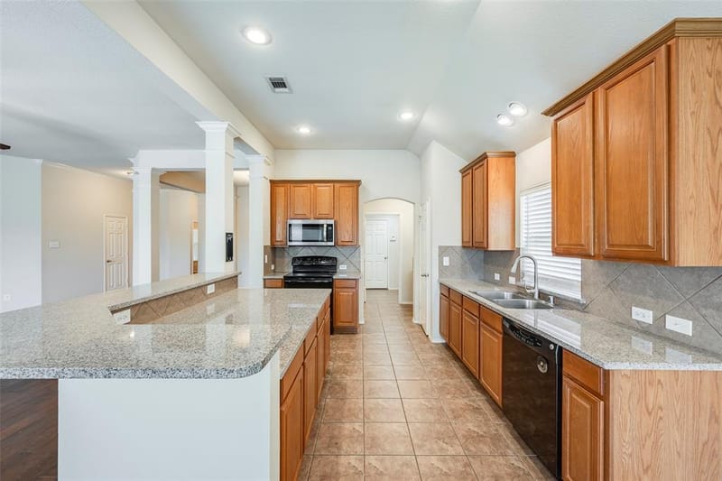 2813 Fox Creek Trail, Arlington TX 76017 - Photo 14