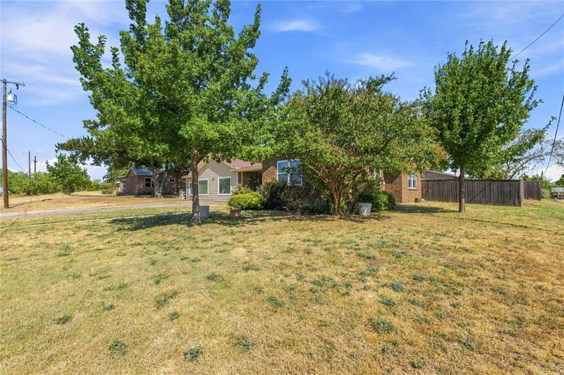 901 W Wrights Avenue, Comanche TX 76442 - Photo 16
