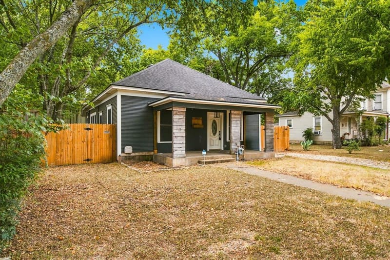 203 N Pendell Avenue, Cleburne TX 76033 - Photo 3