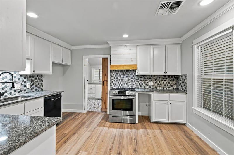 203 N Pendell Avenue, Cleburne TX 76033 - Photo 9